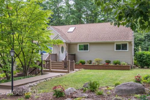 105 Mahwah Rd, Mahwah, NJ 07430-1819