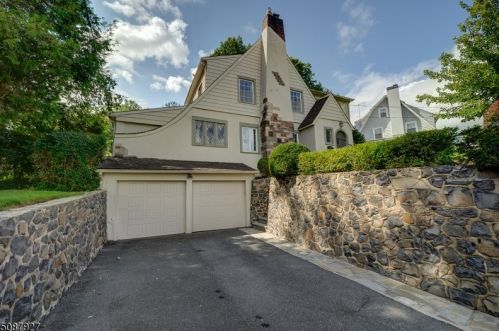 16 Luddington Ter, Town Center, NJ 07052-3716