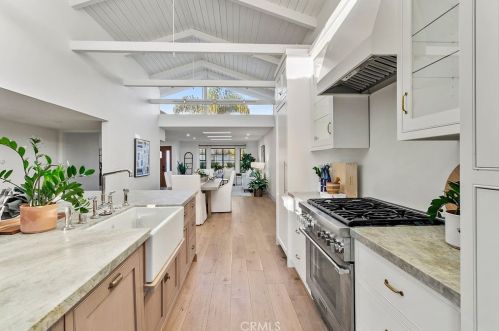 17089 Westport Dr, Huntington Beach CA  92649-4246 exterior