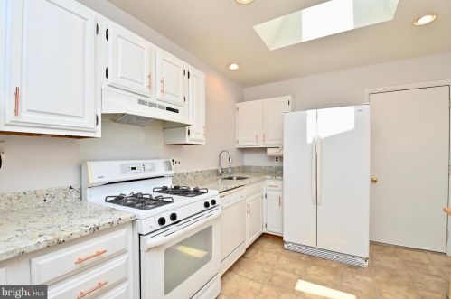 8513 Fairburn Dr, Springfield VA  22152-3225 exterior