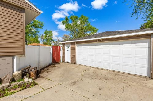 507 Park Blvd, Streamwood, IL 60107-2055