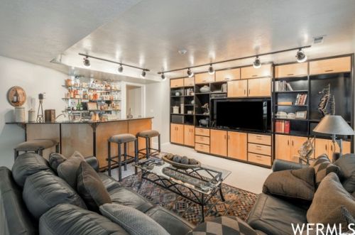 6 Mistywood Ln, Sandy UT 84092-4850 exterior