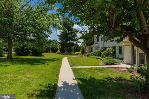 22 Valleybrook Dr, Lancaster PA  17601-4623 exterior