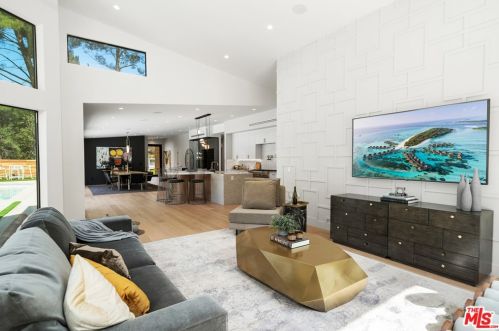 17137 Escalon Dr, Van Nuys CA  91436-4029 exterior