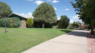 130 Golfwood Dr, Pueblo, CO 81007-3694