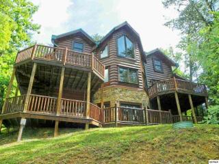 2930 Raven Fork Cir, Pigeon Forge, TN 37876-3504