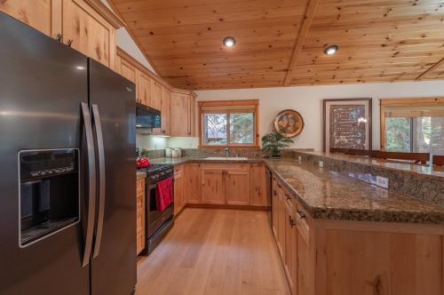 13963 Copenhagen Dr, Truckee CA  96161-6633 exterior