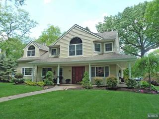 249 Monroe Ave, Paramus, NJ 07652-4753