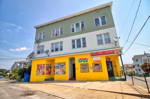 1447 Bank St, Waterbury, CT 06708-4169