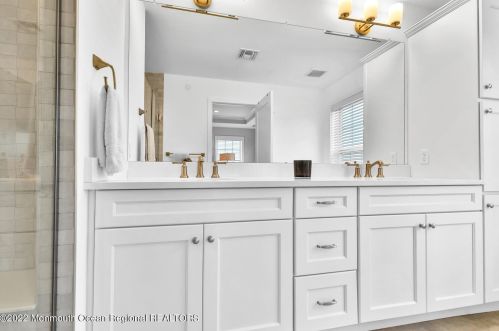 2 River St, Tinton Falls NJ 07701-1324 exterior