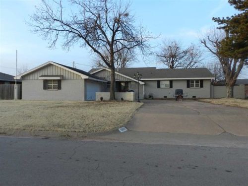 609 Cleveland Dr, Hennessey, OK 73742-1201