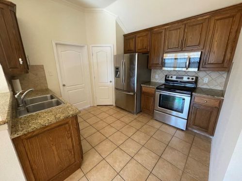 845 Claycourt Cir, Fort Worth TX  76120-2805 exterior