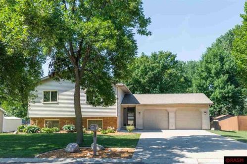 309 Ledlie Ln, Mankato, MN 56001-4107