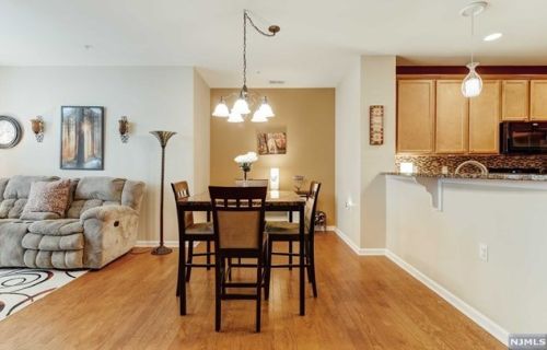 5 Holly Ln, Outwater, NJ 07026-3565