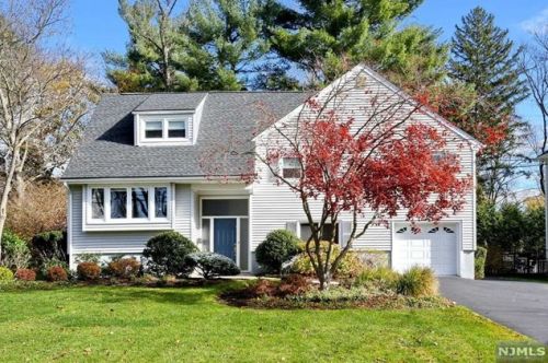 16 Yardley Ct, Ridgewood, NJ 07452-3026