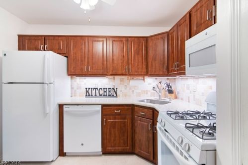 67 Brookside Ln, Mount Arlington, NJ 07856-1348