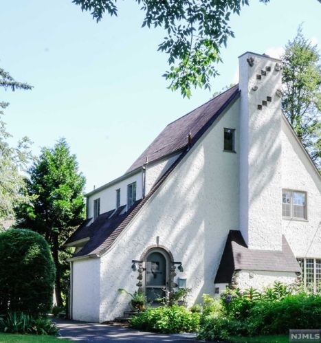 77 Sherwood Rd, Ridgewood, NJ 07450-1319