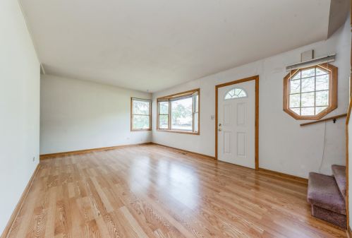 2902 Meadow Dr, Rolling Meadows, IL 60008-1802