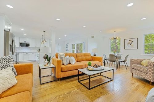 1090 Avery St, Wapping CT  06074-2301 exterior
