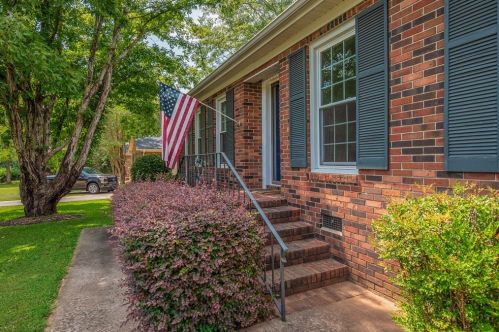 105 Chatham Dr, Greenwood, SC 29649-8402