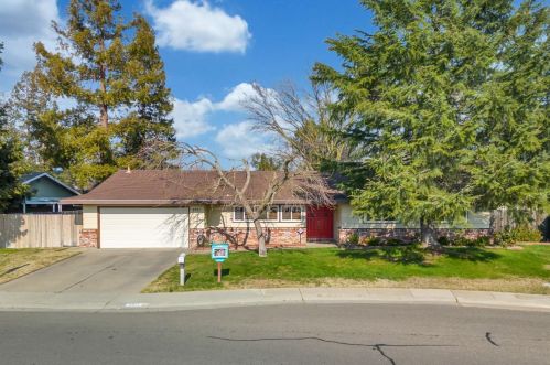 8971 Lismore Dr, Elk Grove, CA 95624-2643