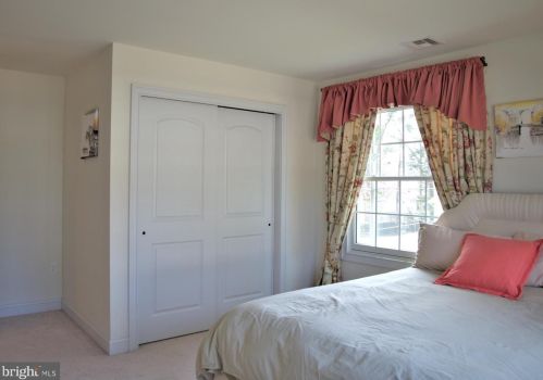 87 Leavitt Ln, Princeton NJ  08540-3921 exterior