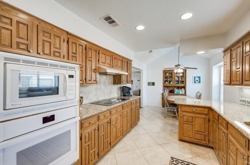 2614 Timberleaf Dr, Carrollton TX 75006-2040 exterior