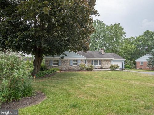 2106 Lyndell Dr, Lancaster PA  17601-5728 exterior