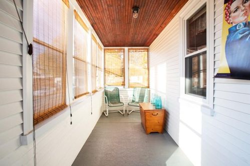 2 Oniska St, Warwick, RI 02889-9415