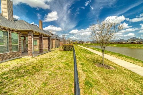 302 Round Lake Dr, Richmond TX 77469-1778 exterior