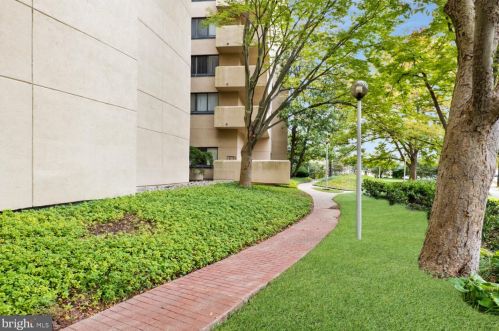 1101 Arlington Ridge Rd, Arlington VA  22202-1951 exterior