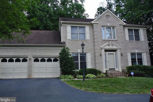 8975 Home Guard Dr, Springfield VA  22015-2190 exterior