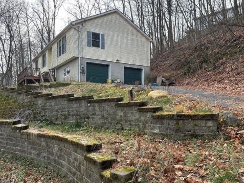 48 Lakeview Dr, Wantage, NJ 07461-1026