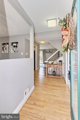 6004 Timber Hollow Ln, Springfield, VA 22152-1426