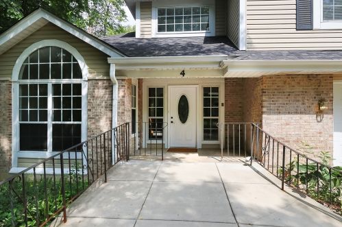 4 Banbury Ct, Streamwood, IL 60107-2180