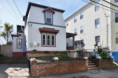 88 Ring St, Providence, RI 02909-1512
