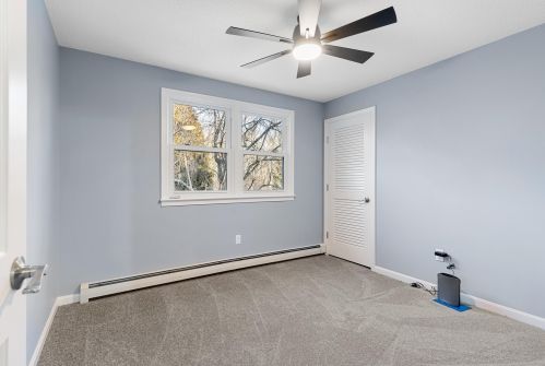 33 Mammoth Rd, Londonderry NH  03053-4030 exterior
