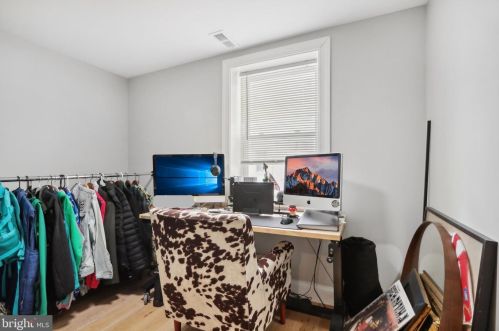 2037 6 St, Philadelphia PA 19140-4528 exterior