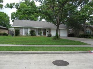 1323 Spillers Ln, Houston TX  77043-4135 exterior