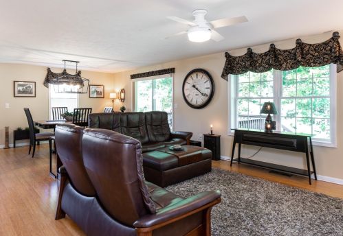 38 Glasgow Cir, Hudson NH  03051-3759 exterior