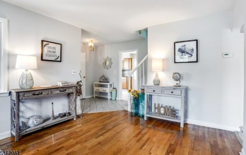 20 Woodcrest Ln, Nutley, NJ 07110-2557