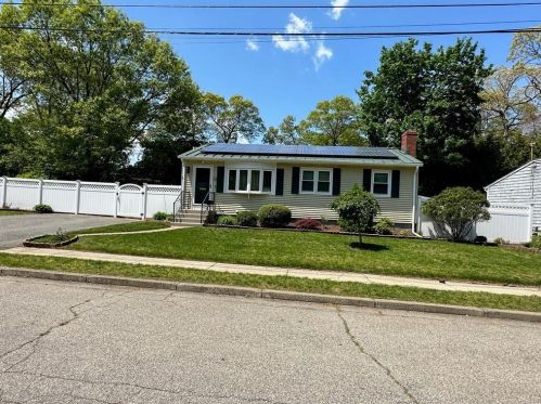21 Torrington Cir, Warwick, RI 02889-2525