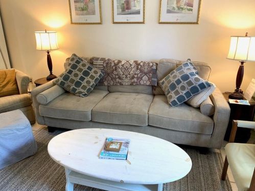26 Narragansett Ave, Middletown, RI 02840-4065
