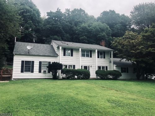 8 Dogwood Ct, Hackettstown NJ  07840-4800 exterior
