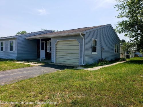 17 Keene St, Lakehurst, NJ 08759-2340