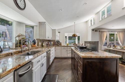 1566 Hillside Dr, Glendale CA  91208-2456 exterior