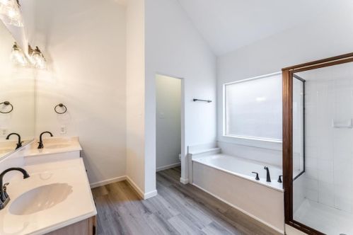 7642 Chadwick Ct, Dallas TX 75248-1600 exterior