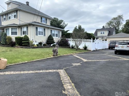 33 Lillian St, Edison, NJ 08817-4425