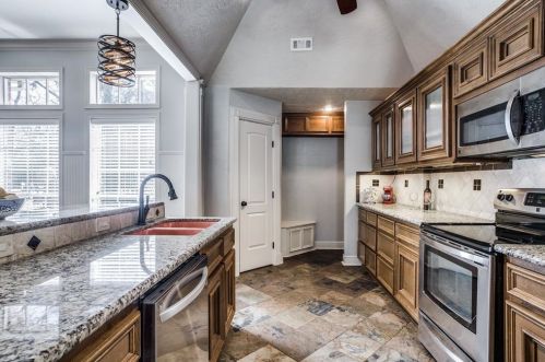 2433 Coachlight Ln, Conroe TX  exterior