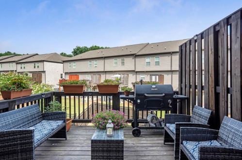 1186 Laurel Valley Ct, Buford GA  30519-8133 exterior